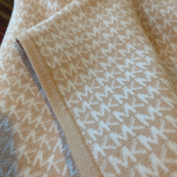 Michael Kors hooded poncho with pockets - Picture 8 of 8